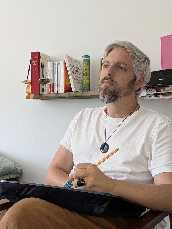 Sylvain Gantier, consultant en bilan de compétences et hypnothérapeute, dans son cabinet à Saint-Michel en Charente