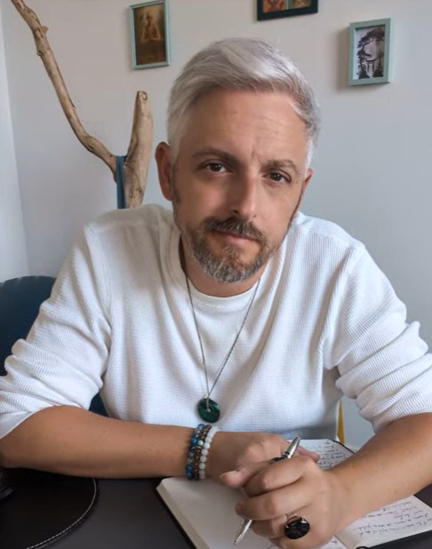Sylvain Gantier, consultant en bilan de compétences et certifié EQ-i 2.0, dans son cabinet à Saint-Michel en Charente